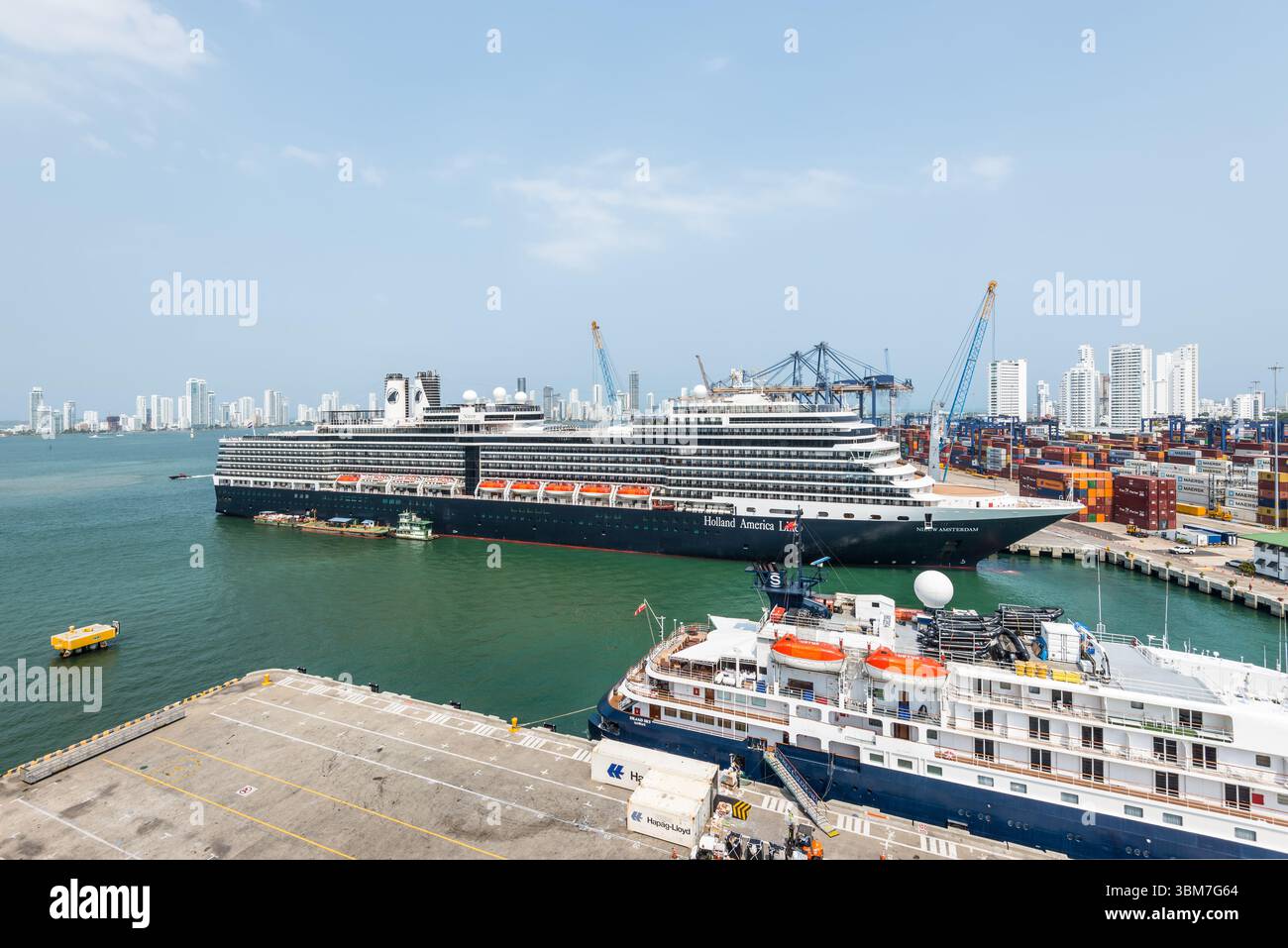 Cartagena, Kolumbien - 12. April 2024: Weitwinkelansicht des Hafens mit Kreuzfahrtschiffen, Hafenkränen und Schiffscontainern wird gegen die gerichtet Stockfoto