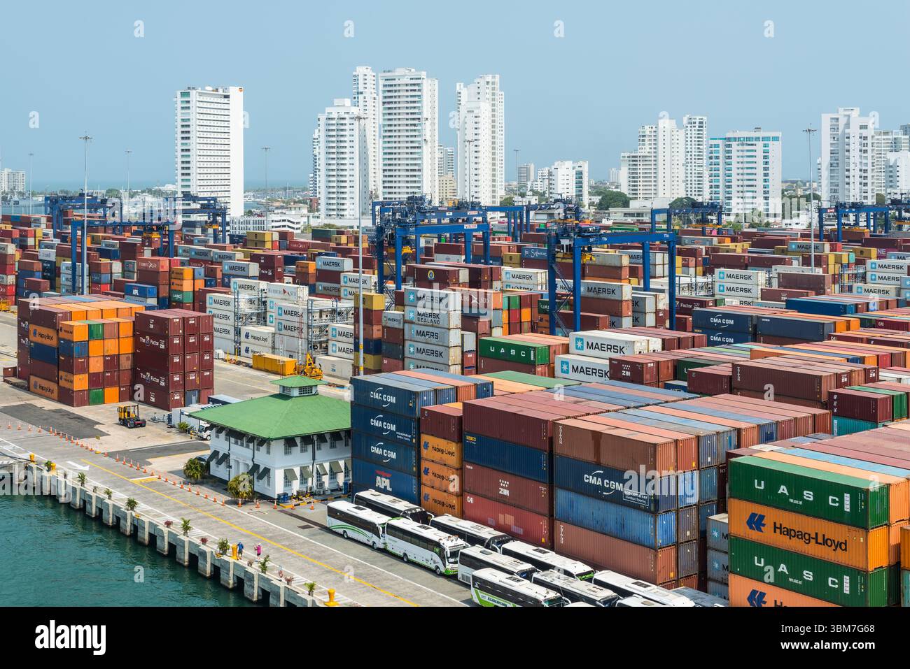 Cartagena, Kolumbien - 12. April 2024: Der Hafen ist eine lebendige Szene, mit Containern vor dem Hintergrund hoher Wohngebäude in C Stockfoto