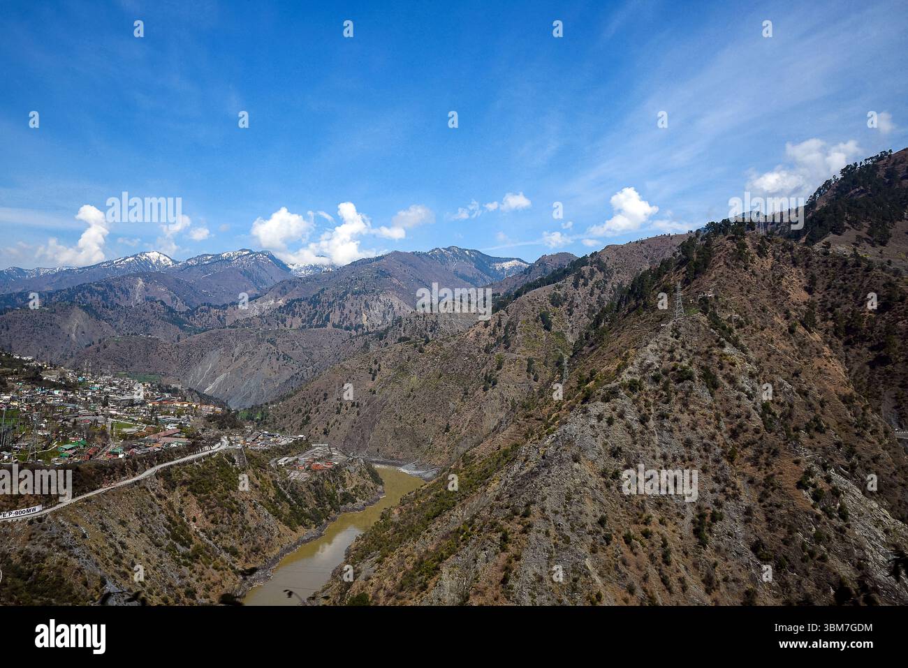 Eine atemberaubende Aussicht vom Peerah View Point entlang des Srinagar-Kanyakumari Highway in Jammu & Kashmir, Indien. Stockfoto