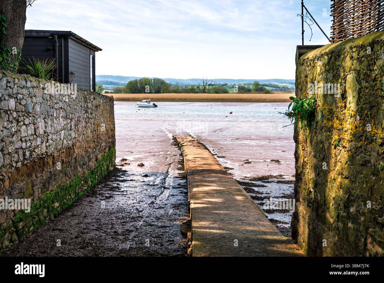 Eine Hutbahn für kleine Boote in The Strand, Topsham, Devon, England, Großbritannien. Blick über den Fluss exe zu den Sümpfen Exminster und Powderham. Stockfoto
