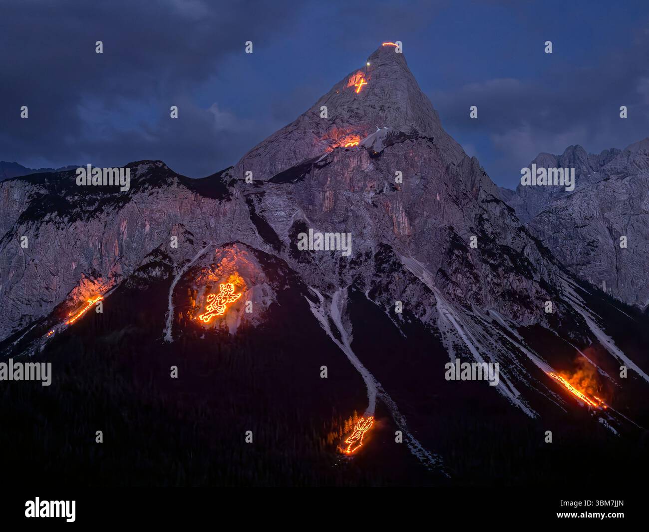 Mittsommerfeuer in den Bergen bei Ehrwald in Tirol, Österreich, Europa Stockfoto