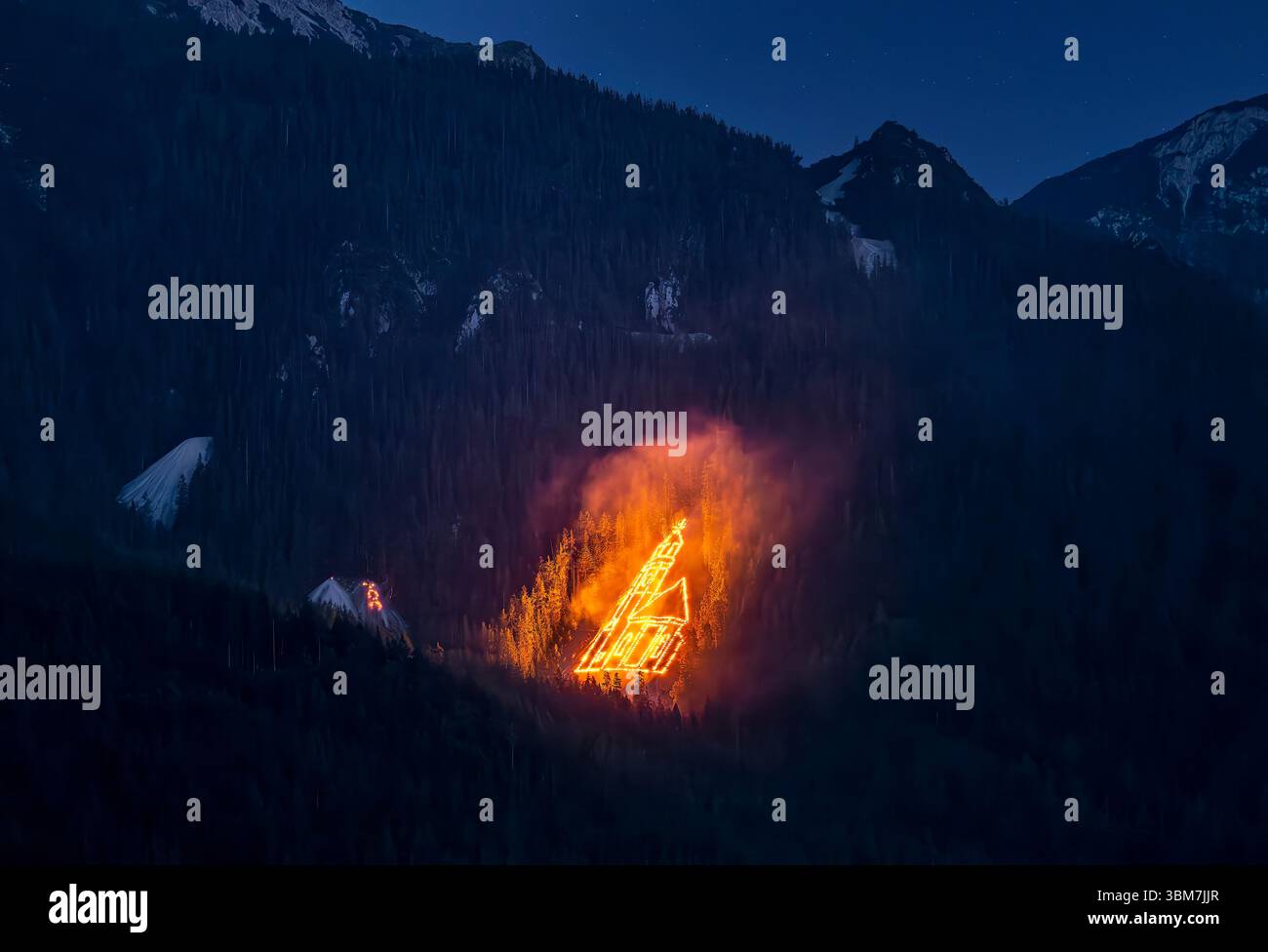 Mittsommerfeuer in den Bergen bei Ehrwald in Tirol, Österreich, Europa Stockfoto