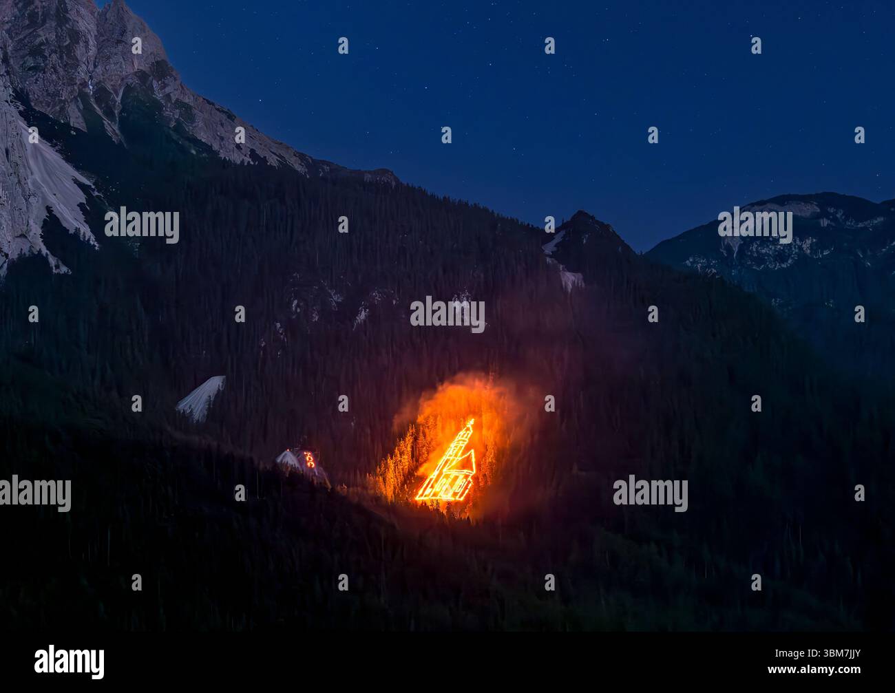 Mittsommerfeuer in den Bergen bei Ehrwald in Tirol, Österreich, Europa Stockfoto