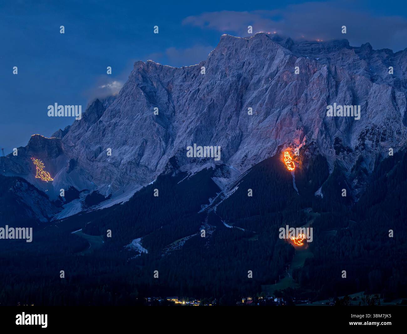Mittsommerfeuer in den Bergen bei Ehrwald in Tirol, Österreich, Europa Stockfoto