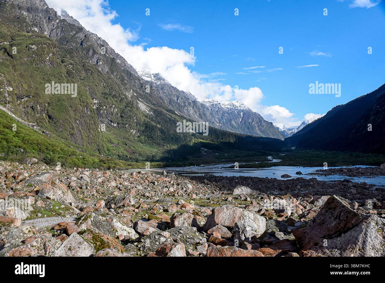 Ein atemberaubender Blick auf das Yumthang Valley in North Sikkim, Indien, mit einem unberührten Bergfluss, der sich durch eine dramatische Himalaya-Landschaft schlängelt. Stockfoto