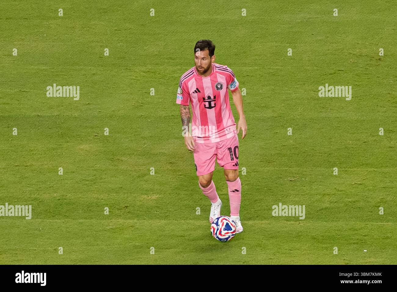 MIAMI GARDENS, FLORIDA - 14. JUNI: Lionel Messi von Inter Miami will den Ball während der FIFA Club-Weltmeisterschaft 2025 in der Gruppe A zwischen Al Ahly passieren Stockfoto