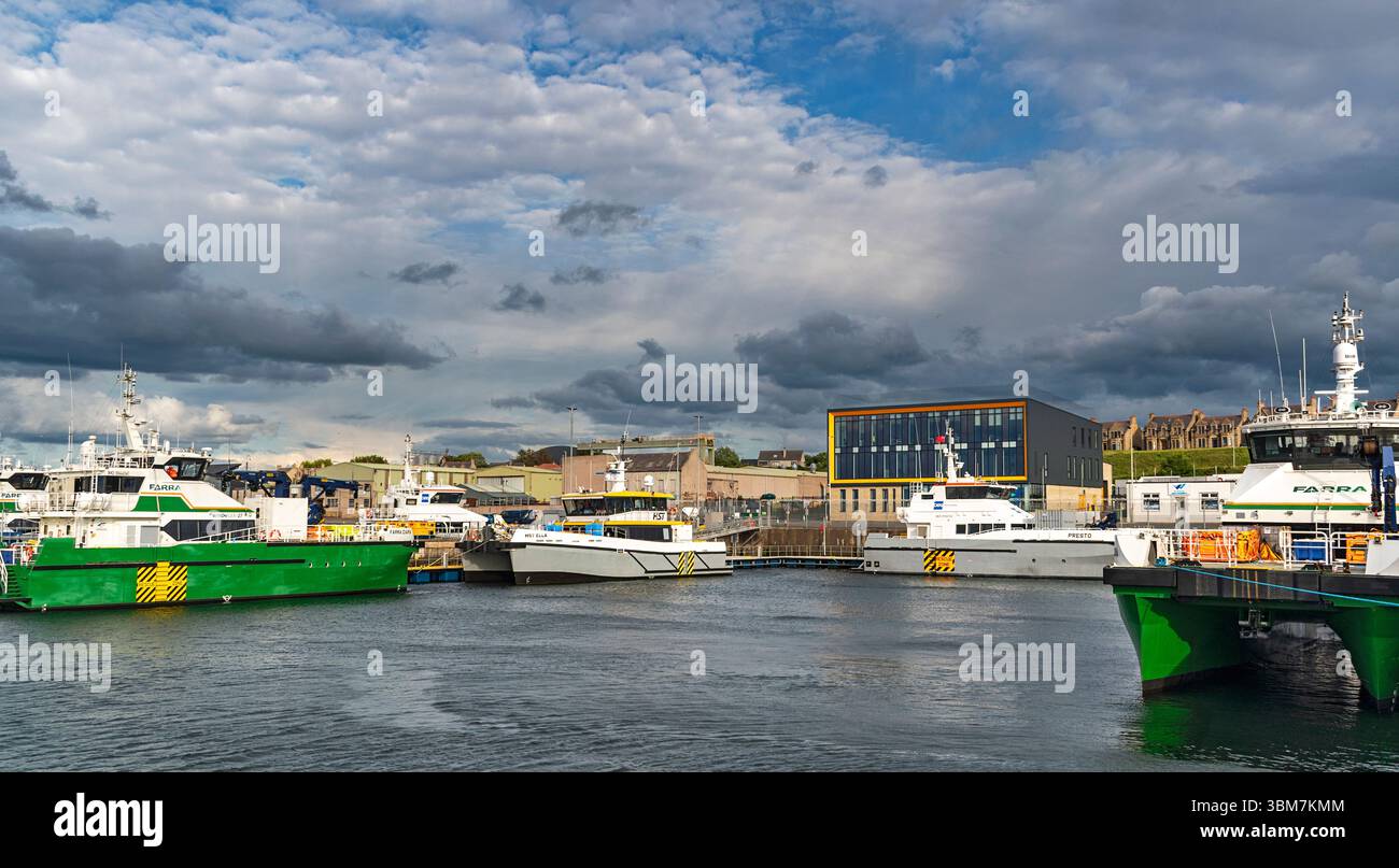 Buckie Harbour Moray Coast Scotland das Ocean Wave Gebäude und vier vertäute Windkraftanlagen-Serviceschiffe Stockfoto