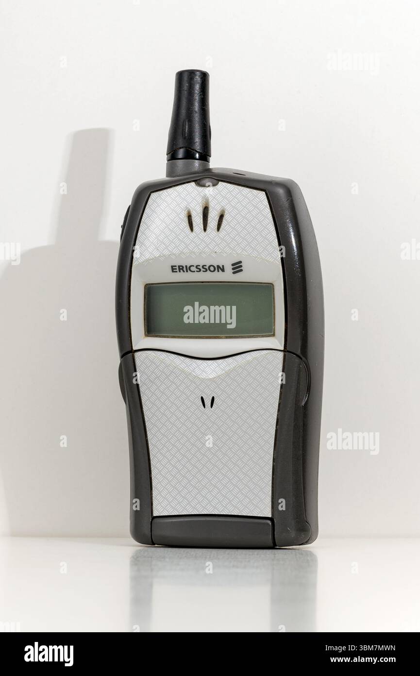 Mailand, Lombardei, Italien - 5. Mai 2025 : altes SONY ERICSSON T20e Mobiltelefon isoliert auf weißem Hintergrund, das veraltete Technologie und Vintage-Kombi darstellt Stockfoto
