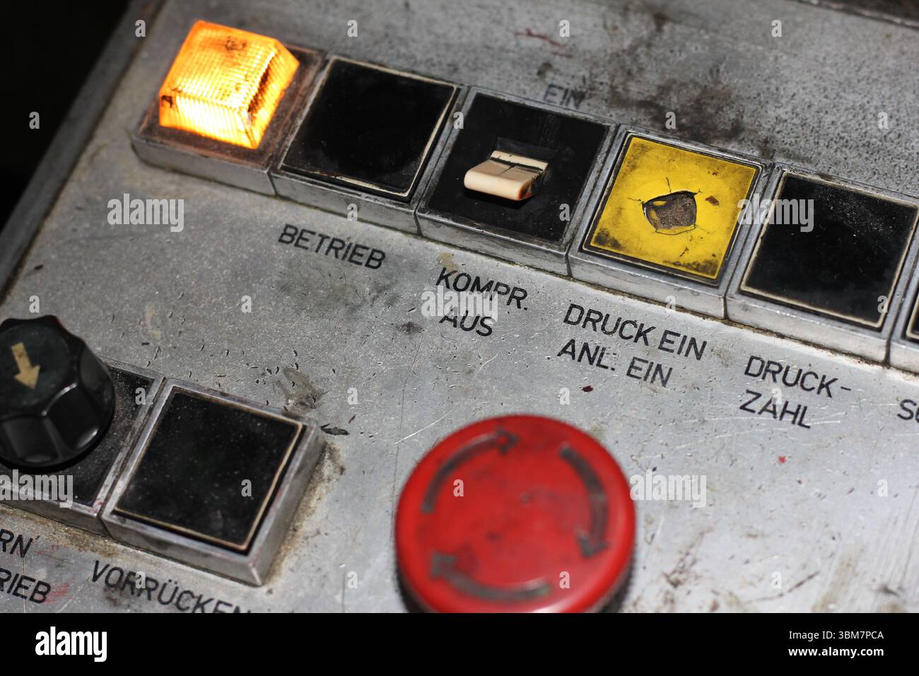 Schaltflächen Der Vintage-Zeitungsdruckmaschine Nahaufnahme Stockfoto