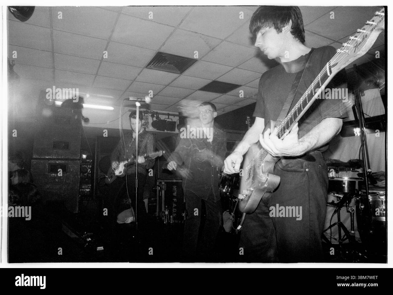 NEW FADS, WALES, 1993: Andy Spearpoint, Sänger, und Justin Crawford, Bassist von New Fast Automatic Daffodils – New FADS – spielen am 26. Januar 1993 an der Glamorgan University (später Treforest Polytechnic) in Wales, Großbritannien. Die Band tourte mit ihrem zweiten Album Body Exit Mind. Foto: Rob Watkins. BAND INFO: New FADS waren in den späten 80er und frühen 90er Jahren eine Alternative Rock Band aus Manchester Ihr energiegeladener Sound, der Indie-Rock und Dance-Einflüsse verschmolzen, erregte Aufmerksamkeit. Die dynamische Präsenz der Band und ihr unverwechselbarer Stil hinterließen einen Eindruck in der Madchester-Musikszene. Stockfoto NEW FADS, WALES, 1993: Andy Spearpoint, Sänger, und Justin Crawford, Bassist von New Fast Automatic Daffodils – New FADS – spielen am 26. Januar 1993 an der Glamorgan University (später Treforest Polytechnic) in Wales, Großbritannien. Die Band tourte mit ihrem zweiten Album Body Exit Mind. Foto: Rob Watkins. BAND INFO: New FADS waren in den späten 80er und frühen 90er Jahren eine Alternative Rock Band aus Manchester Ihr energiegeladener Sound, der Indie-Rock und Dance-Einflüsse verschmolzen, erregte Aufmerksamkeit. Die dynamische Präsenz der Band und ihr unverwechselbarer Stil hinterließen einen Eindruck in der Madchester-Musikszene. Stockfoto