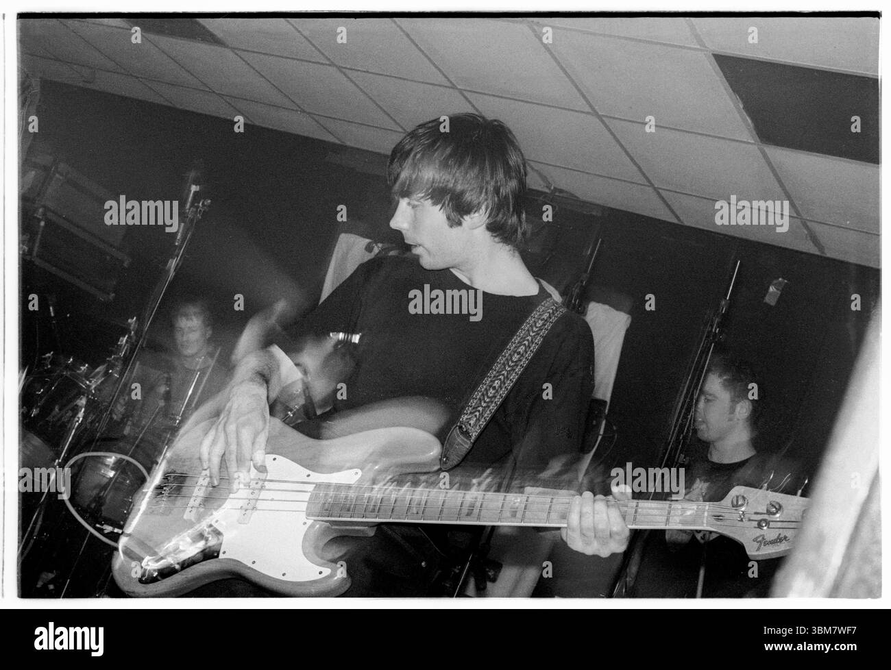 JUSTIN CRAWFORD, NEW FADS, WALES, 1993: Justin Crawford, der Bassist von New Fast Automatic Narzissen – New FADS – spielt am 26. Januar 1993 an der Glamorgan University – dann an der Treforest Polytechnic in Wales, Großbritannien. Die Band tourte mit ihrem zweiten Album Body Exit Mind. Foto: Rob Watkins. BAND INFO: New FADS waren in den späten 80er und frühen 90er Jahren eine Alternative Rock Band aus Manchester Ihr energiegeladener Sound, der Indie-Rock und Dance-Einflüsse verschmolzen, erregte Aufmerksamkeit. Die dynamische Präsenz der Band und ihr unverwechselbarer Stil hinterließen einen Eindruck in der Madchester-Musikszene. Stockfoto JUSTIN CRAWFORD, NEW FADS, WALES, 1993: Justin Crawford, der Bassist von New Fast Automatic Narzissen – New FADS – spielt am 26. Januar 1993 an der Glamorgan University – dann an der Treforest Polytechnic in Wales, Großbritannien. Die Band tourte mit ihrem zweiten Album Body Exit Mind. Foto: Rob Watkins. BAND INFO: New FADS waren in den späten 80er und frühen 90er Jahren eine Alternative Rock Band aus Manchester Ihr energiegeladener Sound, der Indie-Rock und Dance-Einflüsse verschmolzen, erregte Aufmerksamkeit. Die dynamische Präsenz der Band und ihr unverwechselbarer Stil hinterließen einen Eindruck in der Madchester-Musikszene. Stockfoto