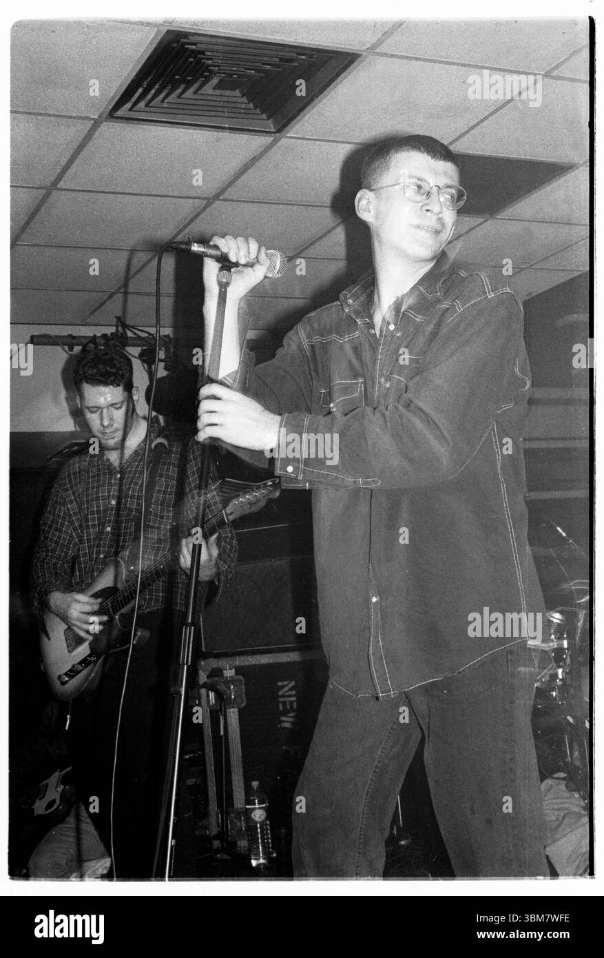 ANDY SPEARMONT, NEW FADS, WALES, 1993: Andy Spearpoint, Sänger von New Fast Automatic Narzissen – New FADS – spielt am 26. Januar 1993 an der Glamorgan University – dann Treforest Polytechnic – in Wales, Großbritannien. Die Band tourte mit ihrem zweiten Album Body Exit Mind. Foto: Rob Watkins. BAND INFO: New FADS waren in den späten 80er und frühen 90er Jahren eine Alternative Rock Band aus Manchester Ihr energiegeladener Sound, der Indie-Rock und Dance-Einflüsse verschmolzen, erregte Aufmerksamkeit. Die dynamische Präsenz der Band und ihr unverwechselbarer Stil hinterließen einen Eindruck in der Madchester-Musikszene. Stockfoto ANDY SPEARMONT, NEW FADS, WALES, 1993: Andy Spearpoint, Sänger von New Fast Automatic Narzissen – New FADS – spielt am 26. Januar 1993 an der Glamorgan University – dann Treforest Polytechnic – in Wales, Großbritannien. Die Band tourte mit ihrem zweiten Album Body Exit Mind. Foto: Rob Watkins. BAND INFO: New FADS waren in den späten 80er und frühen 90er Jahren eine Alternative Rock Band aus Manchester Ihr energiegeladener Sound, der Indie-Rock und Dance-Einflüsse verschmolzen, erregte Aufmerksamkeit. Die dynamische Präsenz der Band und ihr unverwechselbarer Stil hinterließen einen Eindruck in der Madchester-Musikszene. Stockfoto