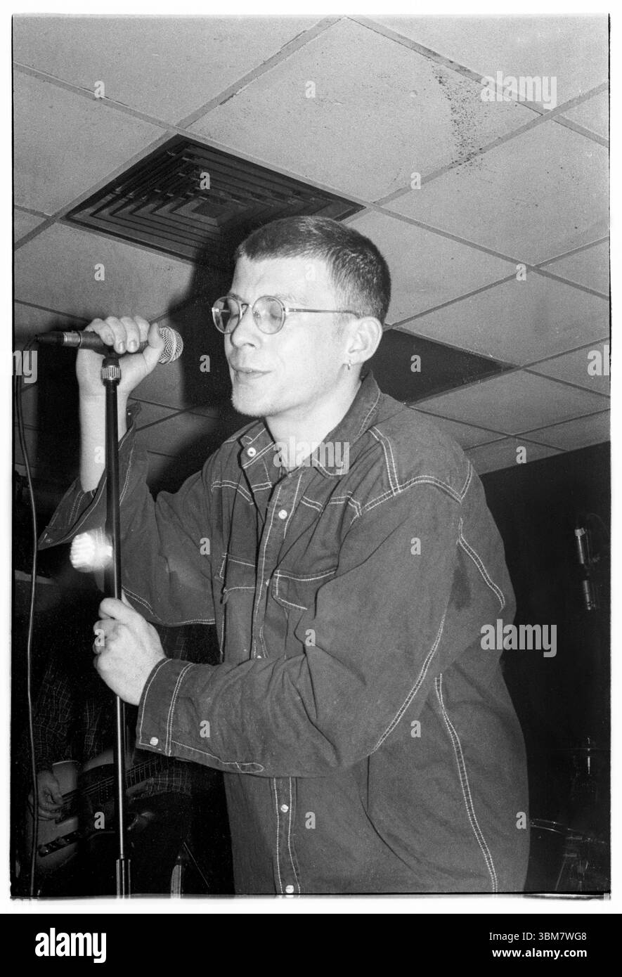 ANDY SPEARMONT, NEW FADS, WALES, 1993: Andy Spearpoint, Sänger von New Fast Automatic Narzissen – New FADS – spielt am 26. Januar 1993 an der Glamorgan University – dann Treforest Polytechnic – in Wales, Großbritannien. Die Band tourte mit ihrem zweiten Album Body Exit Mind. Foto: Rob Watkins. BAND INFO: New FADS waren in den späten 80er und frühen 90er Jahren eine Alternative Rock Band aus Manchester Ihr energiegeladener Sound, der Indie-Rock und Dance-Einflüsse verschmolzen, erregte Aufmerksamkeit. Die dynamische Präsenz der Band und ihr unverwechselbarer Stil hinterließen einen Eindruck in der Madchester-Musikszene. Stockfoto ANDY SPEARMONT, NEW FADS, WALES, 1993: Andy Spearpoint, Sänger von New Fast Automatic Narzissen – New FADS – spielt am 26. Januar 1993 an der Glamorgan University – dann Treforest Polytechnic – in Wales, Großbritannien. Die Band tourte mit ihrem zweiten Album Body Exit Mind. Foto: Rob Watkins. BAND INFO: New FADS waren in den späten 80er und frühen 90er Jahren eine Alternative Rock Band aus Manchester Ihr energiegeladener Sound, der Indie-Rock und Dance-Einflüsse verschmolzen, erregte Aufmerksamkeit. Die dynamische Präsenz der Band und ihr unverwechselbarer Stil hinterließen einen Eindruck in der Madchester-Musikszene. Stockfoto