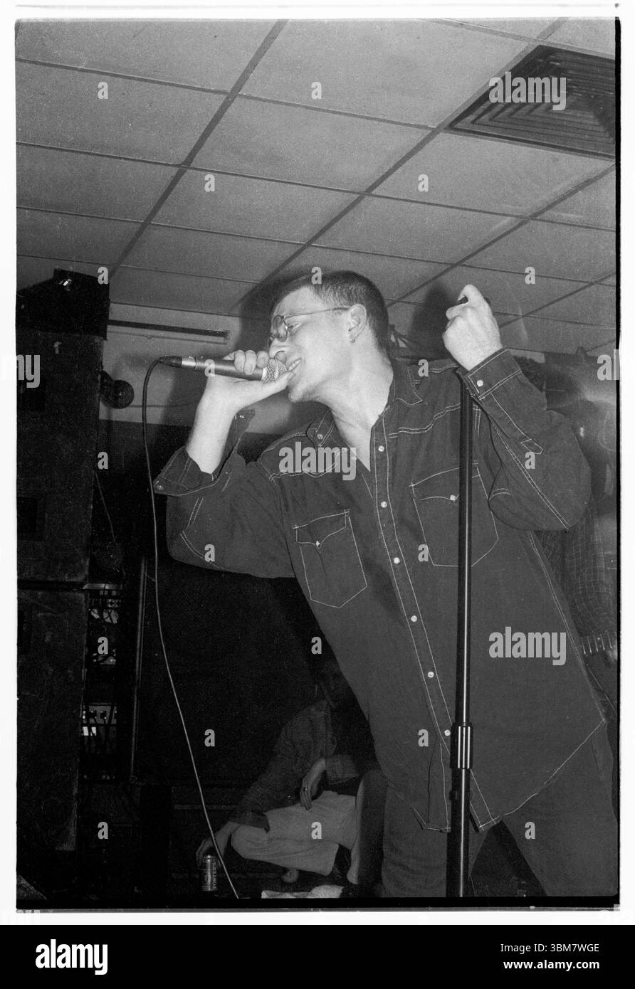 ANDY SPEARMONT, NEW FADS, WALES, 1993: Andy Spearpoint, Sänger von New Fast Automatic Narzissen – New FADS – spielt am 26. Januar 1993 an der Glamorgan University – dann Treforest Polytechnic – in Wales, Großbritannien. Die Band tourte mit ihrem zweiten Album Body Exit Mind. Foto: Rob Watkins. BAND INFO: New FADS waren in den späten 80er und frühen 90er Jahren eine Alternative Rock Band aus Manchester Ihr energiegeladener Sound, der Indie-Rock und Dance-Einflüsse verschmolzen, erregte Aufmerksamkeit. Die dynamische Präsenz der Band und ihr unverwechselbarer Stil hinterließen einen Eindruck in der Madchester-Musikszene. Stockfoto ANDY SPEARMONT, NEW FADS, WALES, 1993: Andy Spearpoint, Sänger von New Fast Automatic Narzissen – New FADS – spielt am 26. Januar 1993 an der Glamorgan University – dann Treforest Polytechnic – in Wales, Großbritannien. Die Band tourte mit ihrem zweiten Album Body Exit Mind. Foto: Rob Watkins. BAND INFO: New FADS waren in den späten 80er und frühen 90er Jahren eine Alternative Rock Band aus Manchester Ihr energiegeladener Sound, der Indie-Rock und Dance-Einflüsse verschmolzen, erregte Aufmerksamkeit. Die dynamische Präsenz der Band und ihr unverwechselbarer Stil hinterließen einen Eindruck in der Madchester-Musikszene. Stockfoto