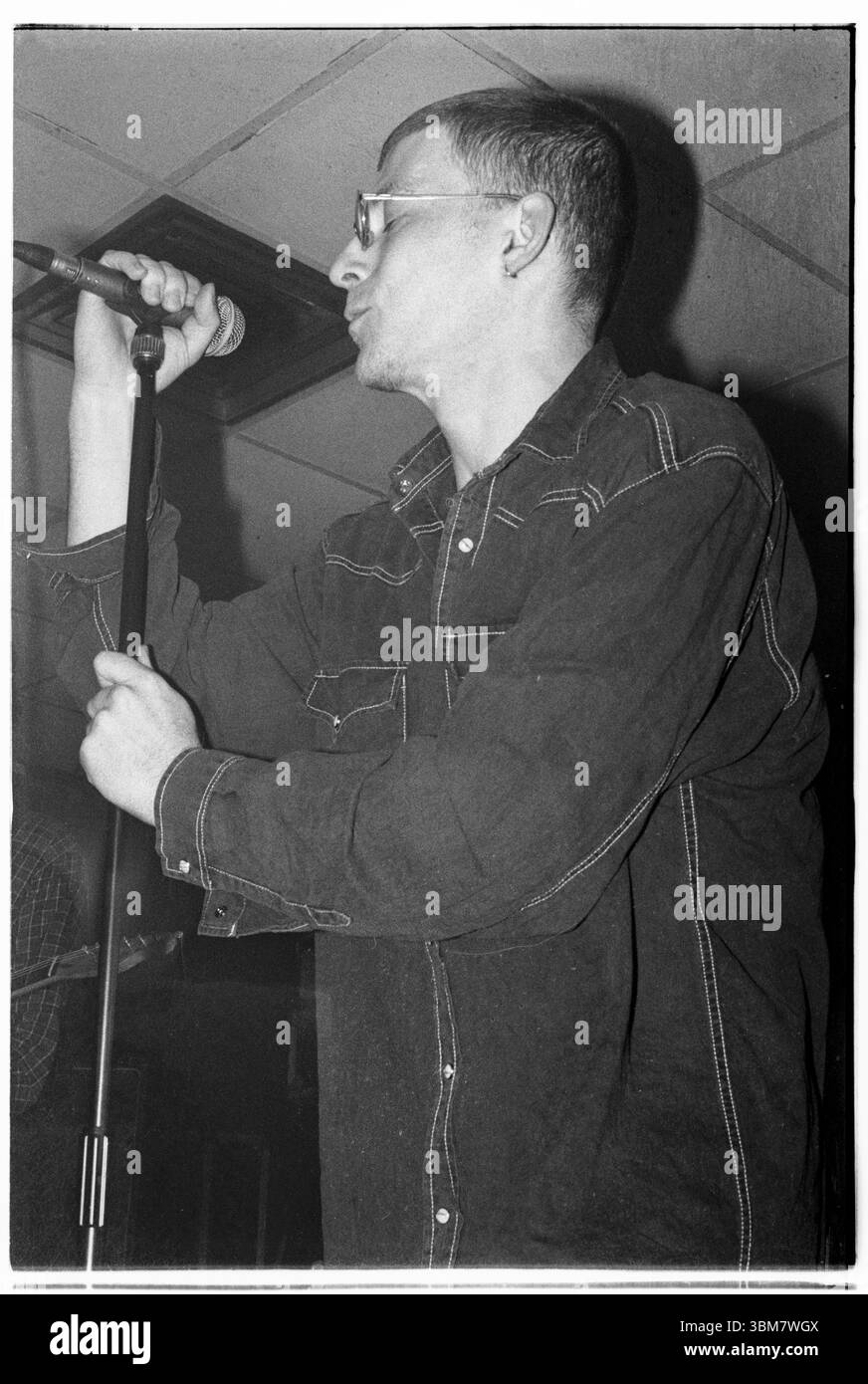 ANDY SPEARMONT, NEW FADS, WALES, 1993: Andy Spearpoint, Sänger von New Fast Automatic Narzissen – New FADS – spielt am 26. Januar 1993 an der Glamorgan University – dann Treforest Polytechnic – in Wales, Großbritannien. Die Band tourte mit ihrem zweiten Album Body Exit Mind. Foto: Rob Watkins. BAND INFO: New FADS waren in den späten 80er und frühen 90er Jahren eine Alternative Rock Band aus Manchester Ihr energiegeladener Sound, der Indie-Rock und Dance-Einflüsse verschmolzen, erregte Aufmerksamkeit. Die dynamische Präsenz der Band und ihr unverwechselbarer Stil hinterließen einen Eindruck in der Madchester-Musikszene. Stockfoto ANDY SPEARMONT, NEW FADS, WALES, 1993: Andy Spearpoint, Sänger von New Fast Automatic Narzissen – New FADS – spielt am 26. Januar 1993 an der Glamorgan University – dann Treforest Polytechnic – in Wales, Großbritannien. Die Band tourte mit ihrem zweiten Album Body Exit Mind. Foto: Rob Watkins. BAND INFO: New FADS waren in den späten 80er und frühen 90er Jahren eine Alternative Rock Band aus Manchester Ihr energiegeladener Sound, der Indie-Rock und Dance-Einflüsse verschmolzen, erregte Aufmerksamkeit. Die dynamische Präsenz der Band und ihr unverwechselbarer Stil hinterließen einen Eindruck in der Madchester-Musikszene. Stockfoto