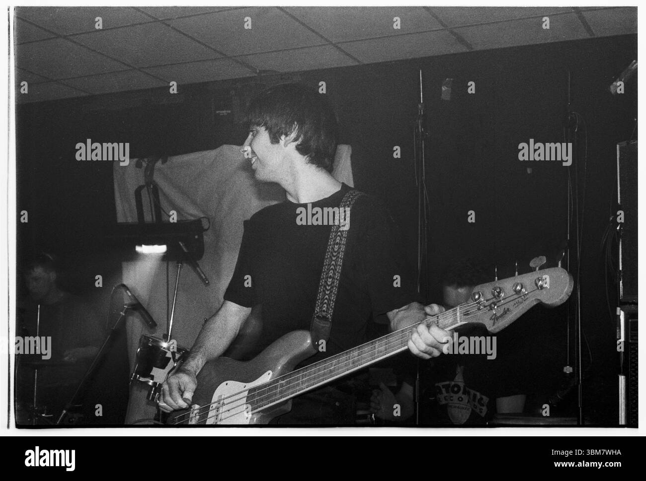 JUSTIN CRAWFORD, NEW FADS, WALES, 1993: Justin Crawford, der Bassist von New Fast Automatic Narzissen – New FADS – spielt am 26. Januar 1993 an der Glamorgan University – dann an der Treforest Polytechnic in Wales, Großbritannien. Die Band tourte mit ihrem zweiten Album Body Exit Mind. Foto: Rob Watkins. BAND INFO: New FADS waren in den späten 80er und frühen 90er Jahren eine Alternative Rock Band aus Manchester Ihr energiegeladener Sound, der Indie-Rock und Dance-Einflüsse verschmolzen, erregte Aufmerksamkeit. Die dynamische Präsenz der Band und ihr unverwechselbarer Stil hinterließen einen Eindruck in der Madchester-Musikszene. Stockfoto JUSTIN CRAWFORD, NEW FADS, WALES, 1993: Justin Crawford, der Bassist von New Fast Automatic Narzissen – New FADS – spielt am 26. Januar 1993 an der Glamorgan University – dann an der Treforest Polytechnic in Wales, Großbritannien. Die Band tourte mit ihrem zweiten Album Body Exit Mind. Foto: Rob Watkins. BAND INFO: New FADS waren in den späten 80er und frühen 90er Jahren eine Alternative Rock Band aus Manchester Ihr energiegeladener Sound, der Indie-Rock und Dance-Einflüsse verschmolzen, erregte Aufmerksamkeit. Die dynamische Präsenz der Band und ihr unverwechselbarer Stil hinterließen einen Eindruck in der Madchester-Musikszene. Stockfoto