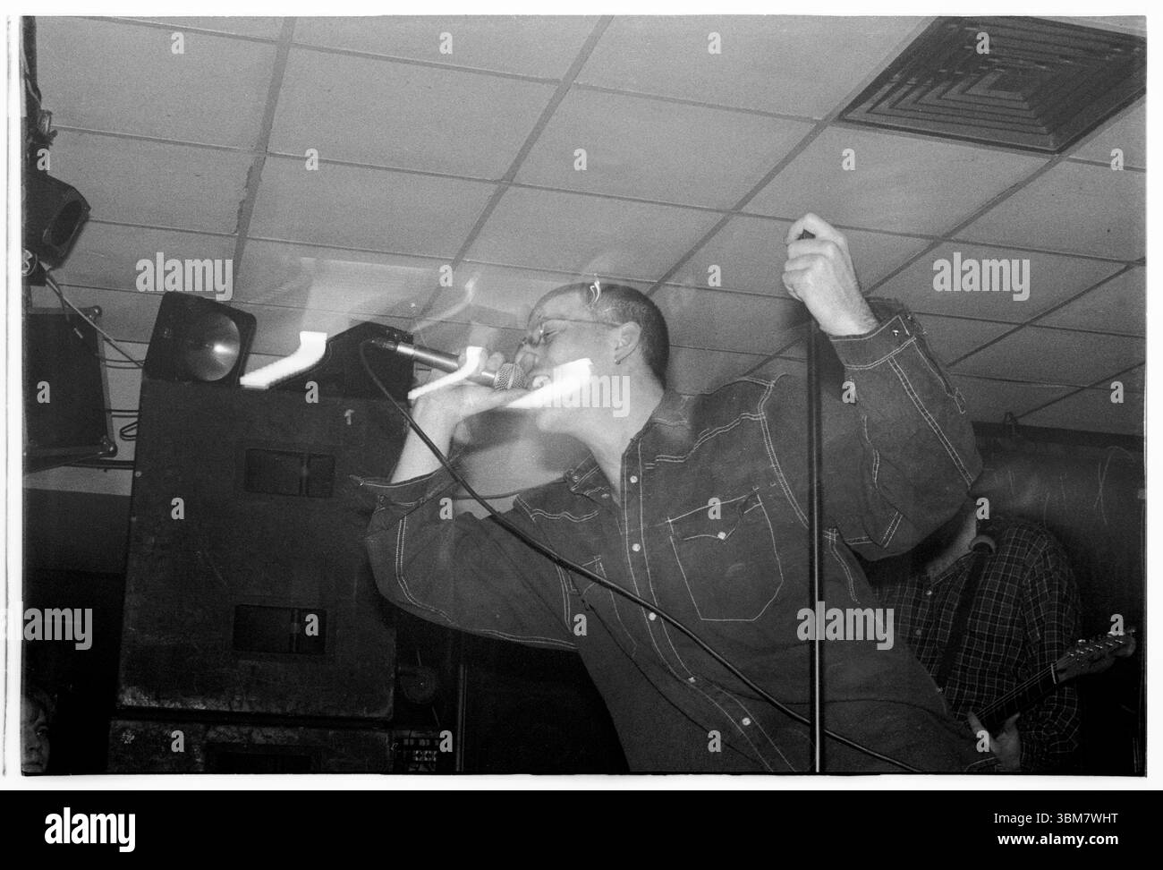 ANDY SPEARMONT, NEW FADS, WALES, 1993: Andy Spearpoint, Sänger von New Fast Automatic Narzissen – New FADS – spielt am 26. Januar 1993 an der Glamorgan University – dann Treforest Polytechnic – in Wales, Großbritannien. Die Band tourte mit ihrem zweiten Album Body Exit Mind. Foto: Rob Watkins. BAND INFO: New FADS waren in den späten 80er und frühen 90er Jahren eine Alternative Rock Band aus Manchester Ihr energiegeladener Sound, der Indie-Rock und Dance-Einflüsse verschmolzen, erregte Aufmerksamkeit. Die dynamische Präsenz der Band und ihr unverwechselbarer Stil hinterließen einen Eindruck in der Madchester-Musikszene. Stockfoto ANDY SPEARMONT, NEW FADS, WALES, 1993: Andy Spearpoint, Sänger von New Fast Automatic Narzissen – New FADS – spielt am 26. Januar 1993 an der Glamorgan University – dann Treforest Polytechnic – in Wales, Großbritannien. Die Band tourte mit ihrem zweiten Album Body Exit Mind. Foto: Rob Watkins. BAND INFO: New FADS waren in den späten 80er und frühen 90er Jahren eine Alternative Rock Band aus Manchester Ihr energiegeladener Sound, der Indie-Rock und Dance-Einflüsse verschmolzen, erregte Aufmerksamkeit. Die dynamische Präsenz der Band und ihr unverwechselbarer Stil hinterließen einen Eindruck in der Madchester-Musikszene. Stockfoto