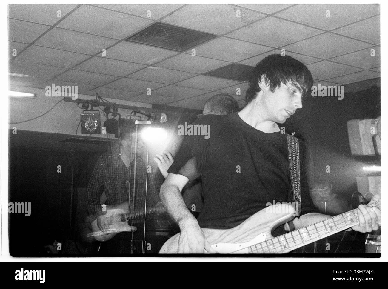 JUSTIN CRAWFORD, NEW FADS, WALES, 1993: Justin Crawford, der Bassist von New Fast Automatic Narzissen – New FADS – spielt am 26. Januar 1993 an der Glamorgan University – dann an der Treforest Polytechnic in Wales, Großbritannien. Die Band tourte mit ihrem zweiten Album Body Exit Mind. Foto: Rob Watkins. BAND INFO: New FADS waren in den späten 80er und frühen 90er Jahren eine Alternative Rock Band aus Manchester Ihr energiegeladener Sound, der Indie-Rock und Dance-Einflüsse verschmolzen, erregte Aufmerksamkeit. Die dynamische Präsenz der Band und ihr unverwechselbarer Stil hinterließen einen Eindruck in der Madchester-Musikszene. Stockfoto JUSTIN CRAWFORD, NEW FADS, WALES, 1993: Justin Crawford, der Bassist von New Fast Automatic Narzissen – New FADS – spielt am 26. Januar 1993 an der Glamorgan University – dann an der Treforest Polytechnic in Wales, Großbritannien. Die Band tourte mit ihrem zweiten Album Body Exit Mind. Foto: Rob Watkins. BAND INFO: New FADS waren in den späten 80er und frühen 90er Jahren eine Alternative Rock Band aus Manchester Ihr energiegeladener Sound, der Indie-Rock und Dance-Einflüsse verschmolzen, erregte Aufmerksamkeit. Die dynamische Präsenz der Band und ihr unverwechselbarer Stil hinterließen einen Eindruck in der Madchester-Musikszene. Stockfoto