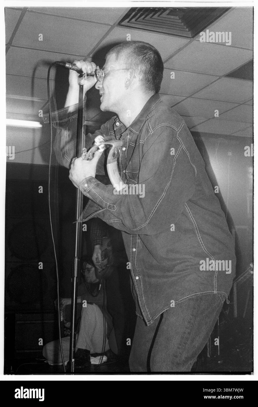 ANDY SPEARMONT, NEW FADS, WALES, 1993: Andy Spearpoint, Sänger von New Fast Automatic Narzissen – New FADS – spielt am 26. Januar 1993 an der Glamorgan University – dann Treforest Polytechnic – in Wales, Großbritannien. Die Band tourte mit ihrem zweiten Album Body Exit Mind. Foto: Rob Watkins. BAND INFO: New FADS waren in den späten 80er und frühen 90er Jahren eine Alternative Rock Band aus Manchester Ihr energiegeladener Sound, der Indie-Rock und Dance-Einflüsse verschmolzen, erregte Aufmerksamkeit. Die dynamische Präsenz der Band und ihr unverwechselbarer Stil hinterließen einen Eindruck in der Madchester-Musikszene. Stockfoto ANDY SPEARMONT, NEW FADS, WALES, 1993: Andy Spearpoint, Sänger von New Fast Automatic Narzissen – New FADS – spielt am 26. Januar 1993 an der Glamorgan University – dann Treforest Polytechnic – in Wales, Großbritannien. Die Band tourte mit ihrem zweiten Album Body Exit Mind. Foto: Rob Watkins. BAND INFO: New FADS waren in den späten 80er und frühen 90er Jahren eine Alternative Rock Band aus Manchester Ihr energiegeladener Sound, der Indie-Rock und Dance-Einflüsse verschmolzen, erregte Aufmerksamkeit. Die dynamische Präsenz der Band und ihr unverwechselbarer Stil hinterließen einen Eindruck in der Madchester-Musikszene. Stockfoto