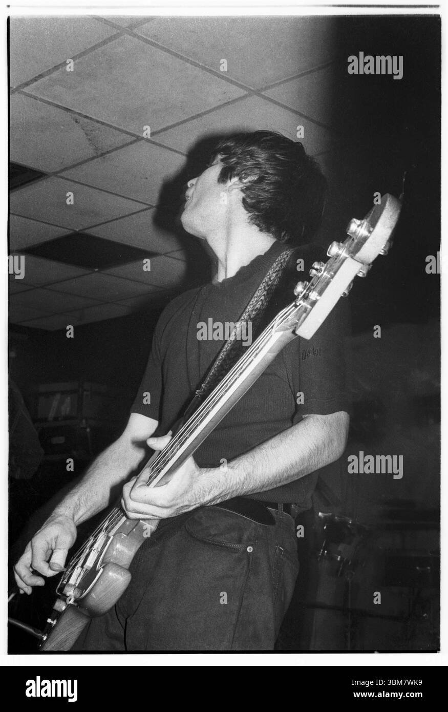 JUSTIN CRAWFORD, NEW FADS, WALES, 1993: Justin Crawford, der Bassist von New Fast Automatic Narzissen – New FADS – spielt am 26. Januar 1993 an der Glamorgan University – dann an der Treforest Polytechnic in Wales, Großbritannien. Die Band tourte mit ihrem zweiten Album Body Exit Mind. Foto: Rob Watkins. BAND INFO: New FADS waren in den späten 80er und frühen 90er Jahren eine Alternative Rock Band aus Manchester Ihr energiegeladener Sound, der Indie-Rock und Dance-Einflüsse verschmolzen, erregte Aufmerksamkeit. Die dynamische Präsenz der Band und ihr unverwechselbarer Stil hinterließen einen Eindruck in der Madchester-Musikszene. Stockfoto JUSTIN CRAWFORD, NEW FADS, WALES, 1993: Justin Crawford, der Bassist von New Fast Automatic Narzissen – New FADS – spielt am 26. Januar 1993 an der Glamorgan University – dann an der Treforest Polytechnic in Wales, Großbritannien. Die Band tourte mit ihrem zweiten Album Body Exit Mind. Foto: Rob Watkins. BAND INFO: New FADS waren in den späten 80er und frühen 90er Jahren eine Alternative Rock Band aus Manchester Ihr energiegeladener Sound, der Indie-Rock und Dance-Einflüsse verschmolzen, erregte Aufmerksamkeit. Die dynamische Präsenz der Band und ihr unverwechselbarer Stil hinterließen einen Eindruck in der Madchester-Musikszene. Stockfoto