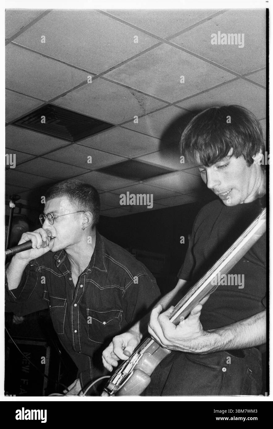NEW FADS, WALES, 1993: Andy Spearpoint, Sänger, und Justin Crawford, Bassist von New Fast Automatic Daffodils – New FADS – spielen am 26. Januar 1993 an der Glamorgan University (später Treforest Polytechnic) in Wales, Großbritannien. Die Band tourte mit ihrem zweiten Album Body Exit Mind. Foto: Rob Watkins. BAND INFO: New FADS waren in den späten 80er und frühen 90er Jahren eine Alternative Rock Band aus Manchester Ihr energiegeladener Sound, der Indie-Rock und Dance-Einflüsse verschmolzen, erregte Aufmerksamkeit. Die dynamische Präsenz der Band und ihr unverwechselbarer Stil hinterließen einen Eindruck in der Madchester-Musikszene. Stockfoto NEW FADS, WALES, 1993: Andy Spearpoint, Sänger, und Justin Crawford, Bassist von New Fast Automatic Daffodils – New FADS – spielen am 26. Januar 1993 an der Glamorgan University (später Treforest Polytechnic) in Wales, Großbritannien. Die Band tourte mit ihrem zweiten Album Body Exit Mind. Foto: Rob Watkins. BAND INFO: New FADS waren in den späten 80er und frühen 90er Jahren eine Alternative Rock Band aus Manchester Ihr energiegeladener Sound, der Indie-Rock und Dance-Einflüsse verschmolzen, erregte Aufmerksamkeit. Die dynamische Präsenz der Band und ihr unverwechselbarer Stil hinterließen einen Eindruck in der Madchester-Musikszene. Stockfoto
