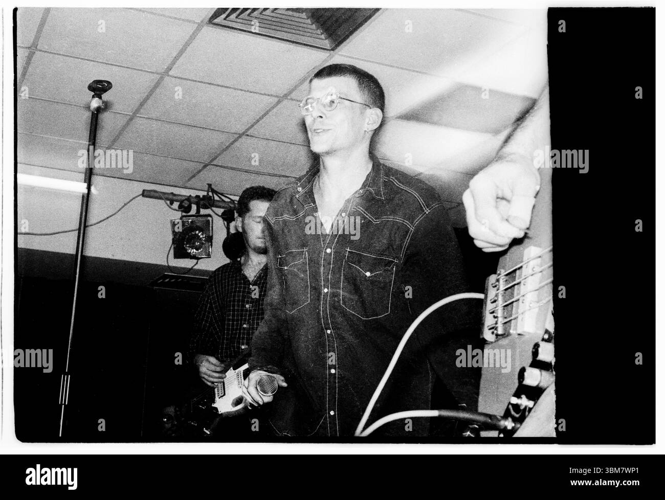 ANDY SPEARMONT, NEW FADS, WALES, 1993: Andy Spearpoint, Sänger von New Fast Automatic Narzissen – New FADS – spielt am 26. Januar 1993 an der Glamorgan University – dann Treforest Polytechnic – in Wales, Großbritannien. Die Band tourte mit ihrem zweiten Album Body Exit Mind. Foto: Rob Watkins. BAND INFO: New FADS waren in den späten 80er und frühen 90er Jahren eine Alternative Rock Band aus Manchester Ihr energiegeladener Sound, der Indie-Rock und Dance-Einflüsse verschmolzen, erregte Aufmerksamkeit. Die dynamische Präsenz der Band und ihr unverwechselbarer Stil hinterließen einen Eindruck in der Madchester-Musikszene. Stockfoto ANDY SPEARMONT, NEW FADS, WALES, 1993: Andy Spearpoint, Sänger von New Fast Automatic Narzissen – New FADS – spielt am 26. Januar 1993 an der Glamorgan University – dann Treforest Polytechnic – in Wales, Großbritannien. Die Band tourte mit ihrem zweiten Album Body Exit Mind. Foto: Rob Watkins. BAND INFO: New FADS waren in den späten 80er und frühen 90er Jahren eine Alternative Rock Band aus Manchester Ihr energiegeladener Sound, der Indie-Rock und Dance-Einflüsse verschmolzen, erregte Aufmerksamkeit. Die dynamische Präsenz der Band und ihr unverwechselbarer Stil hinterließen einen Eindruck in der Madchester-Musikszene. Stockfoto