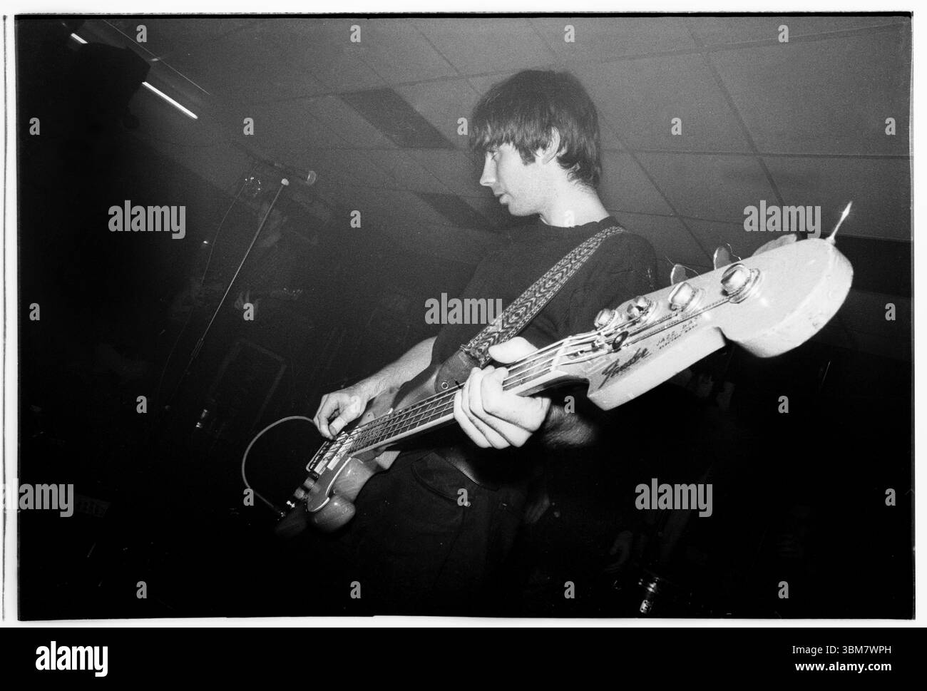 JUSTIN CRAWFORD, NEW FADS, WALES, 1993: Justin Crawford, der Bassist von New Fast Automatic Narzissen – New FADS – spielt am 26. Januar 1993 an der Glamorgan University – dann an der Treforest Polytechnic in Wales, Großbritannien. Die Band tourte mit ihrem zweiten Album Body Exit Mind. Foto: Rob Watkins. BAND INFO: New FADS waren in den späten 80er und frühen 90er Jahren eine Alternative Rock Band aus Manchester Ihr energiegeladener Sound, der Indie-Rock und Dance-Einflüsse verschmolzen, erregte Aufmerksamkeit. Die dynamische Präsenz der Band und ihr unverwechselbarer Stil hinterließen einen Eindruck in der Madchester-Musikszene. Stockfoto JUSTIN CRAWFORD, NEW FADS, WALES, 1993: Justin Crawford, der Bassist von New Fast Automatic Narzissen – New FADS – spielt am 26. Januar 1993 an der Glamorgan University – dann an der Treforest Polytechnic in Wales, Großbritannien. Die Band tourte mit ihrem zweiten Album Body Exit Mind. Foto: Rob Watkins. BAND INFO: New FADS waren in den späten 80er und frühen 90er Jahren eine Alternative Rock Band aus Manchester Ihr energiegeladener Sound, der Indie-Rock und Dance-Einflüsse verschmolzen, erregte Aufmerksamkeit. Die dynamische Präsenz der Band und ihr unverwechselbarer Stil hinterließen einen Eindruck in der Madchester-Musikszene. Stockfoto