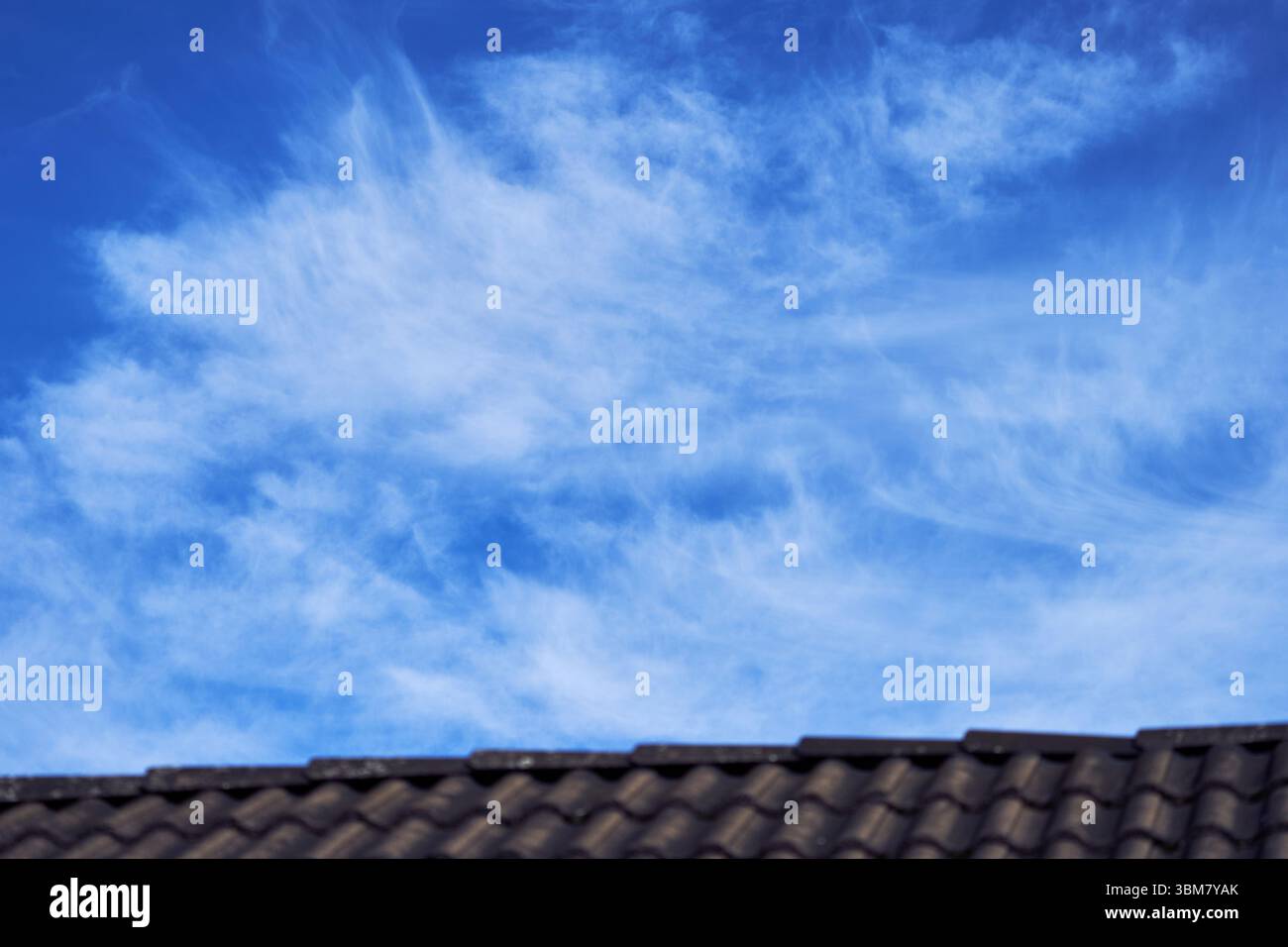 Windige Wolken über einem Dachrücken im Herbst Stockfoto