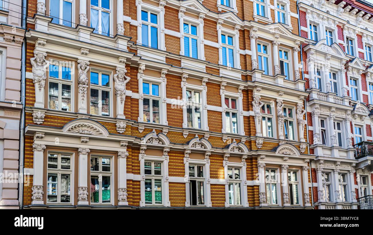 Historische Reihe farbenfroher europäischer Gebäude mit kunstvollen architektonischen Details wie schmiedeeisernen Balkonen und dekorativen Fassaden in einem pict Stockfoto