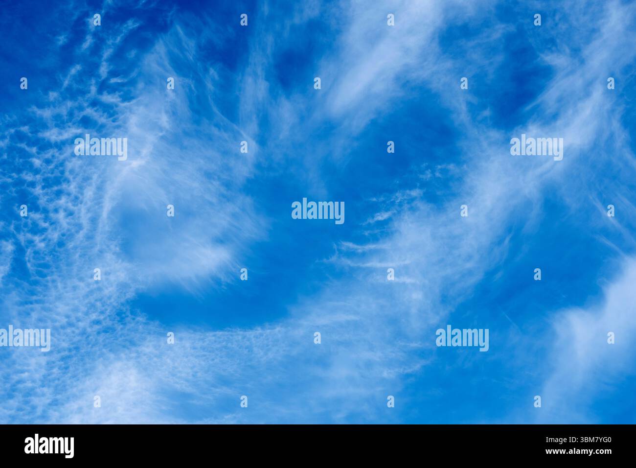 Windige Wolken über dem See Mjosa und Toten, Norwegen. Stockfoto