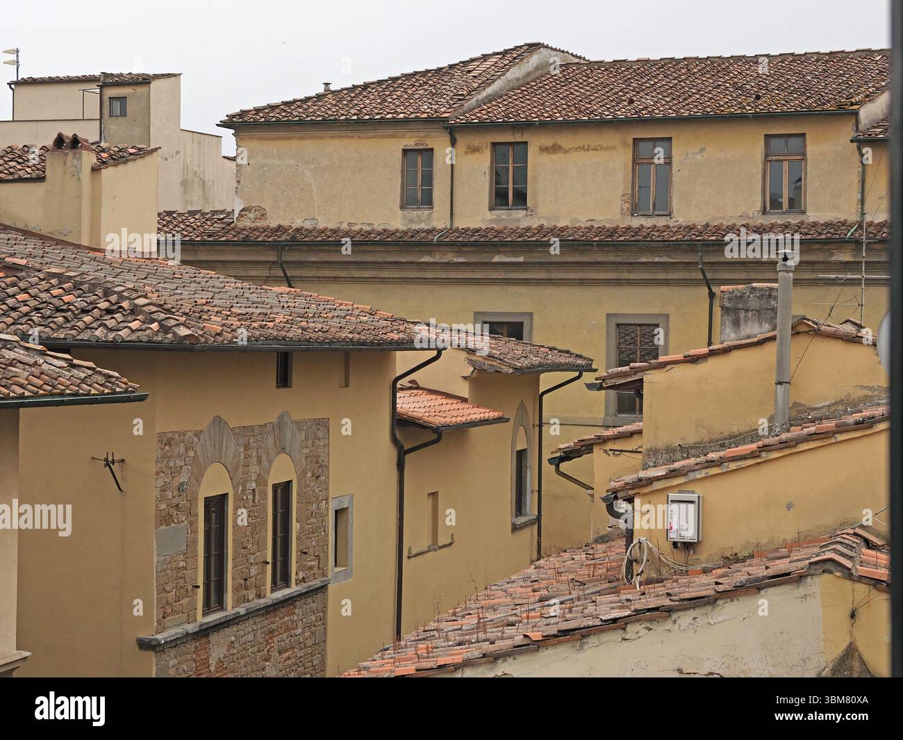 Blick über die Dachpfannen der Altstadt von Florenz, Italien, mit typischer Architektur der Altstadt einschließlich Bogenfenstern Stockfoto