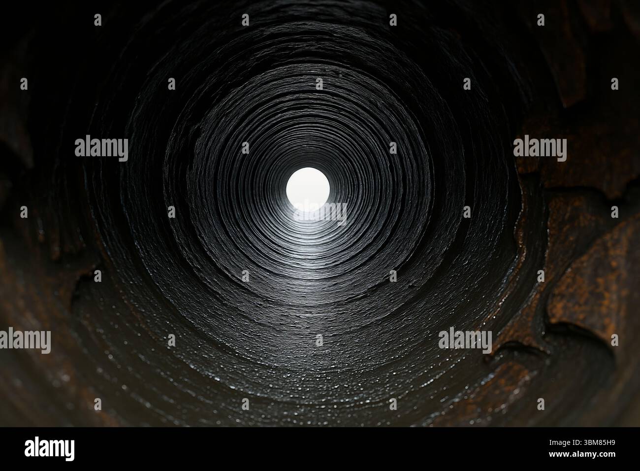 Licht am Ende eines Docktunnels als Konzept von Hoffnung, Fokus und Perspektive Stockfoto