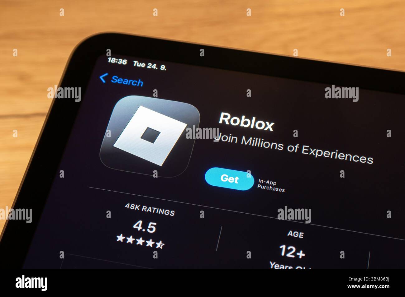 OSTRAVA, TSCHECHIEN – 24. SEPTEMBER 2024: Apple App Store mit Roblox Mobile App Game wird auf iOS-Geräten installiert Stockfoto