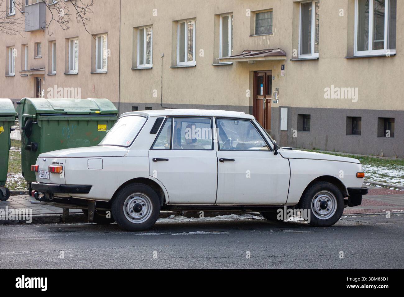 OSTRAVA, TSCHECHIEN - 31. JANUAR 2019: Altes Wartburg 353 W ostdeutsches Auto nach Facelift auf der Straße parkt Stockfoto
