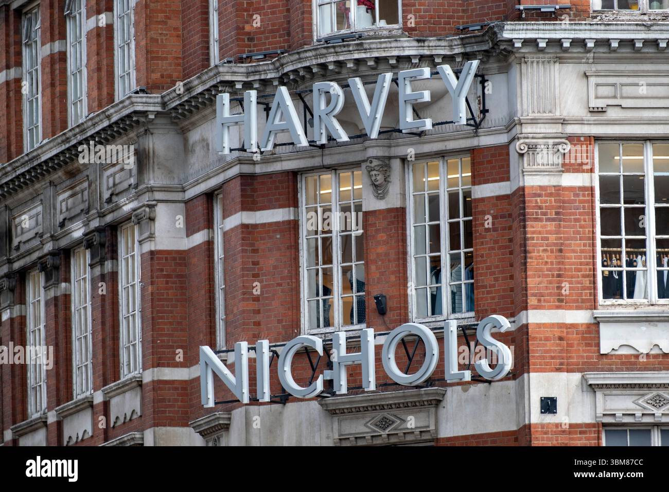Harvey Nichols am 6. Juni 2025 in London, Großbritannien. Harvey Nichols ist eine britische Kaufhauskette mit Hauptsitz in Knightsbridge. Stockfoto
