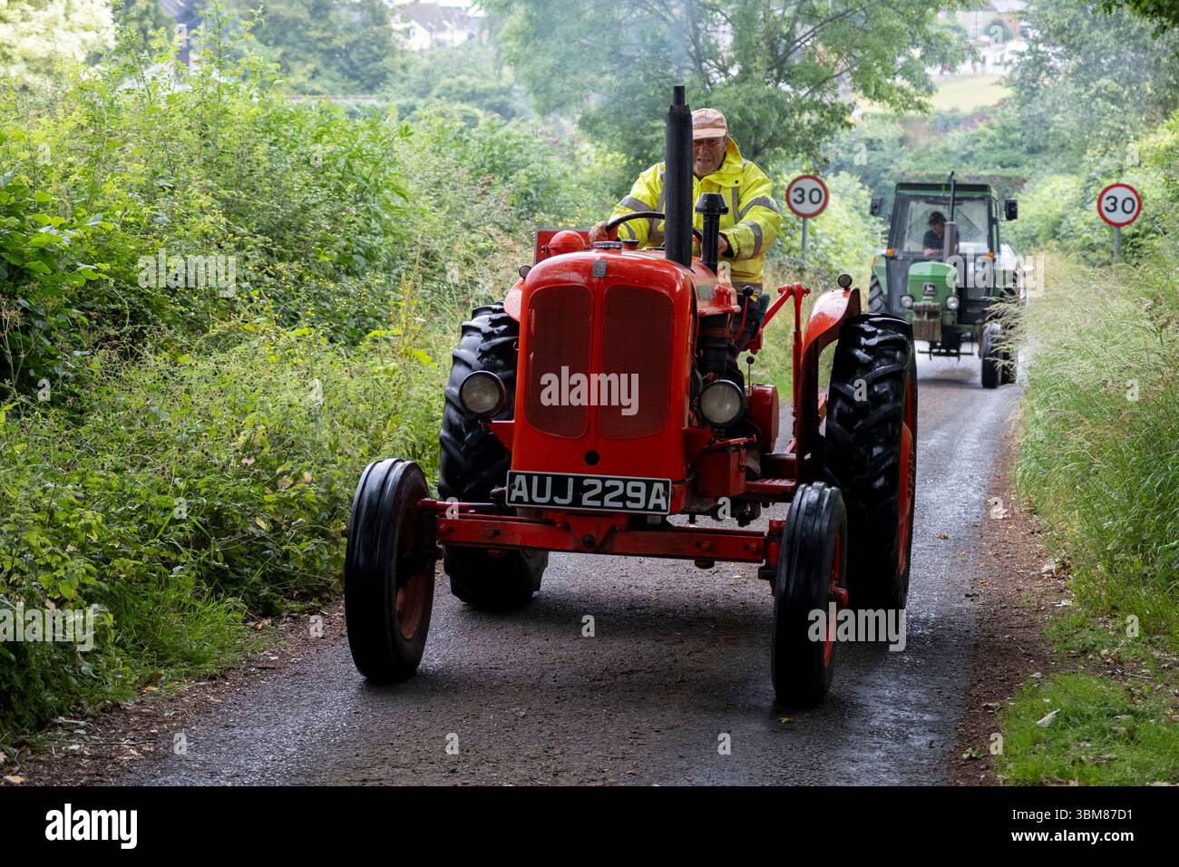 Oldtimer-Traktor, am 22. Juni 2025 in Bucknell, Großbritannien. Ein Traktorlauf ist ein Straßenlauf mit zahlreichen alten oder restaurierten Traktoren und einigen modernen Traktoren. Veranstaltungen haben oft das Ziel, Geld für bestimmte Zwecke zu sammeln. Stockfoto