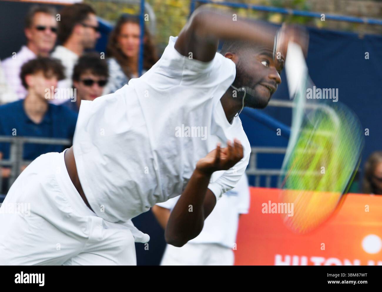 24.-28. Juni 2025 Giorgio Armani Tennis Classic im Hurlingham Club London UK. Tag 1: Spiele der Ausstellung: Frances Tiafoe USA gegen Stefanos Tsitsipas GRE Tennislegende Mansour Baharami Credit: Leo Mason Alamy News & Sport Stockfoto