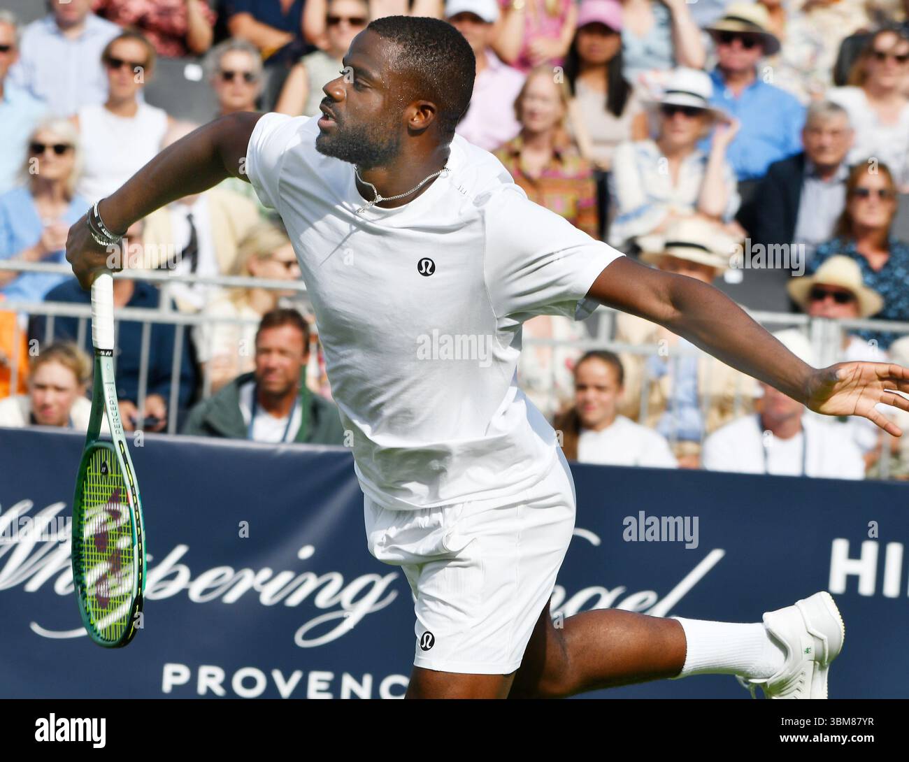 24.-28. Juni 2025 Giorgio Armani Tennis Classic im Hurlingham Club London UK. Tag 1: Spiele der Ausstellung: Frances Tiafoe USA gegen Stefanos Tsitsipas GRE Tennislegende Mansour Baharami Credit: Leo Mason Alamy News & Sport Stockfoto