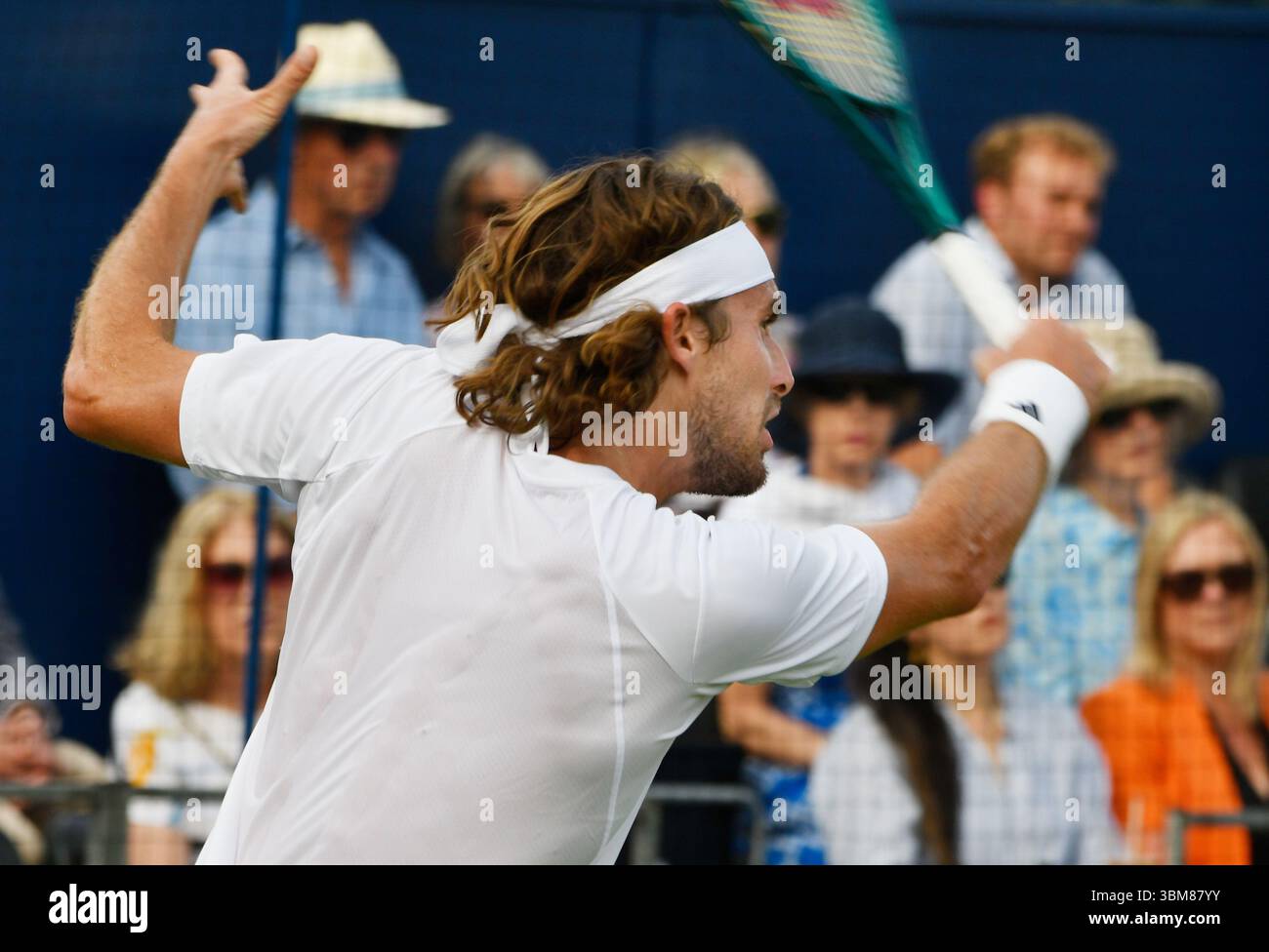 24.-28. Juni 2025 Giorgio Armani Tennis Classic im Hurlingham Club London UK. Tag 1: Spiele der Ausstellung: Frances Tiafoe USA gegen Stefanos Tsitsipas GRE Tennislegende Mansour Baharami Credit: Leo Mason Alamy News & Sport Stockfoto