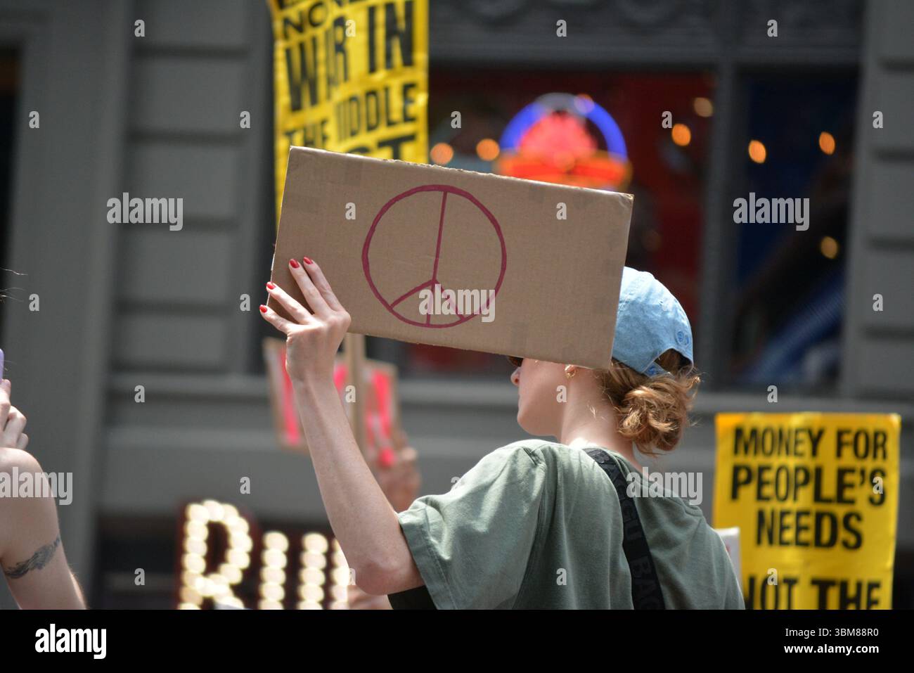 Protest gegen die Bombardierung iranischer Atomanlagen durch das US-Militär am Times Square, Manhattan. Stockfoto