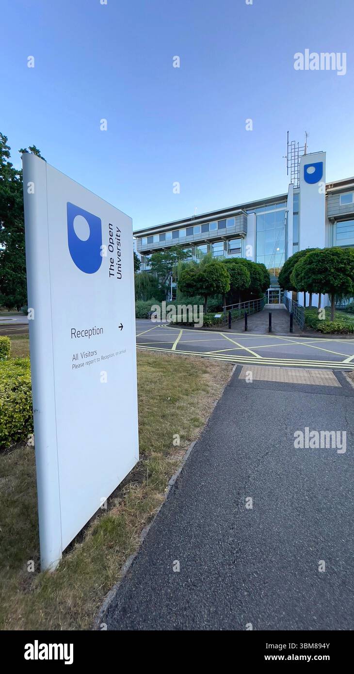 Der Empfangseingang der Open University mit dem Logo und der Beschilderung der Einrichtung in einem modernen Campus-Gebäude in Milton Keynes, Großbritannien Stockfoto