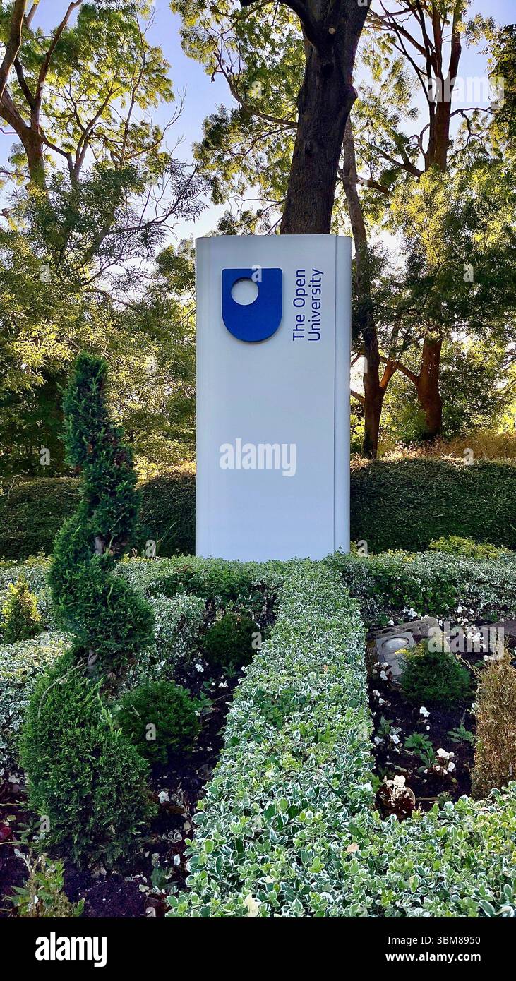 Der Empfangseingang der Open University mit dem Logo und der Beschilderung der Einrichtung in einem modernen Campus-Gebäude in Milton Keynes, Großbritannien Stockfoto