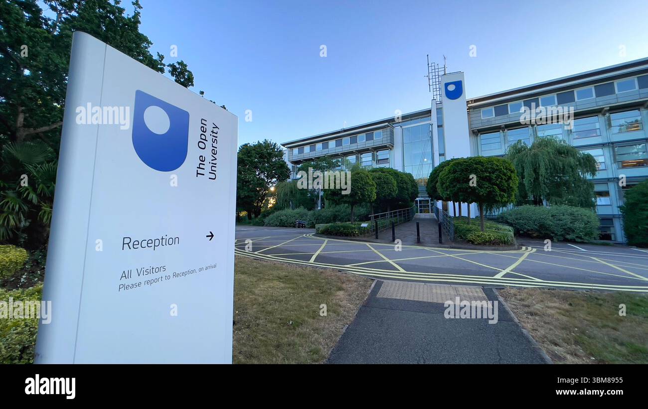 Der Empfangseingang der Open University mit dem Logo und der Beschilderung der Einrichtung in einem modernen Campus-Gebäude in Milton Keynes, Großbritannien Stockfoto