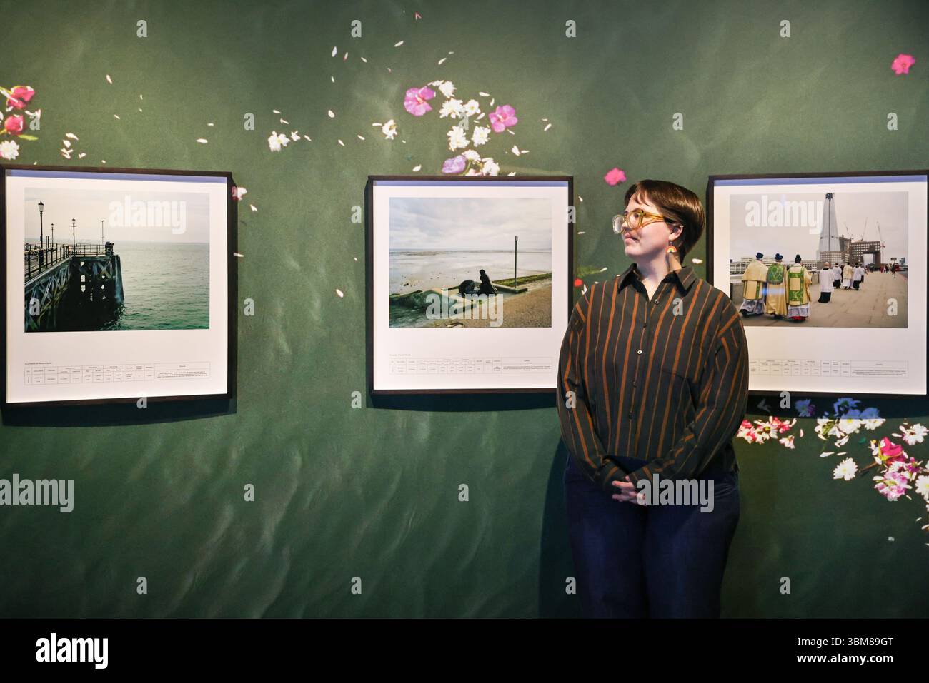 London, Großbritannien. Juni 2025. Museumspersonal mit (l-t-r-) 'Ganesh Visarjan', 'Segen des Flusses', 'Maghrib/Abendgebet', 2013-16, alles von Chloe DEWE Mathews. Die Wellcome Collection startet ihre große neue Ausstellung „Durst: Auf der Suche nach Süßwasser“ während der London Climate Action Week. Hier werden alte Artefakte und zeitgenössische Kunstwerke gezeigt, die die Auswirkungen von Süßwasser auf die Gesundheit erforschen. Vom 26. Juni 2025 Bis 1. Februar 2026. Quelle: Imageplotter/Alamy Live News Stockfoto