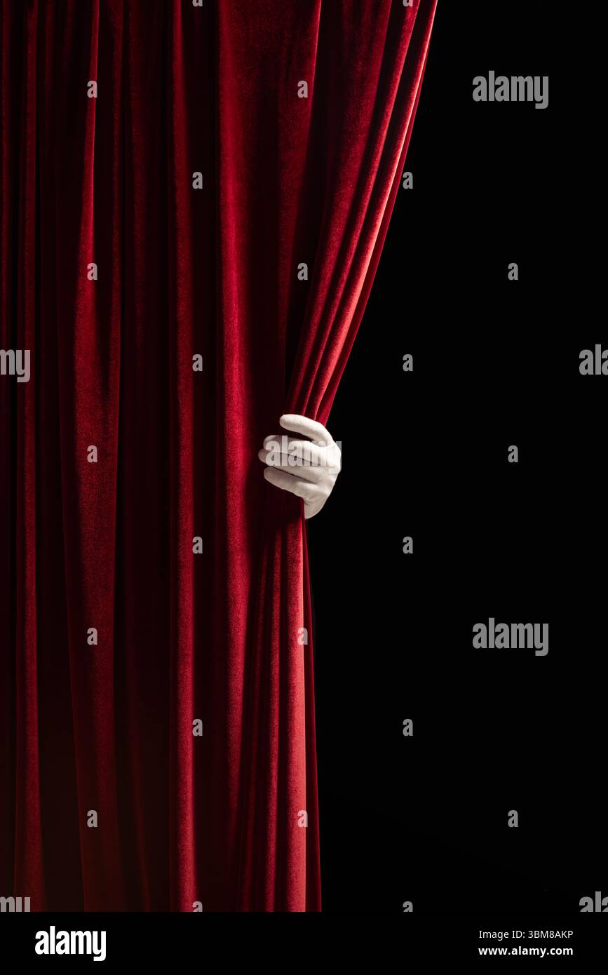 Roter Samtvorhang, der von Hand beiseite gezogen wurde, offenbart schwarze Leere. Theater-Poster, Film-Teaser. Stockfoto