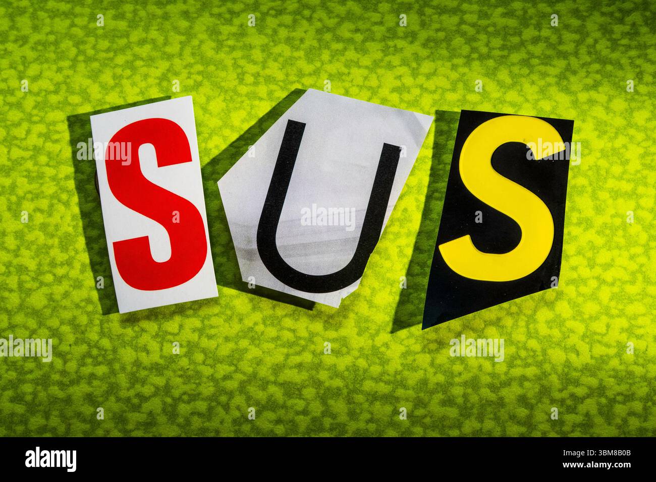 SUS 'verdächtig' mit ausgeschnittenen Papierbriefen in der Lösegeldscheineffekt-Typographie, 2025 Stockfoto