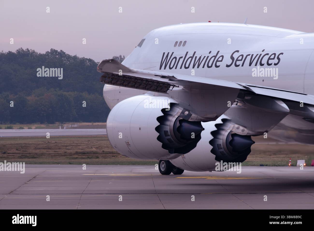Boeing 747-8F Frachter macht sich bereit für den Abflug und zeigt die verlängerten Laschen entlang seines beeindruckenden Flügels Stockfoto