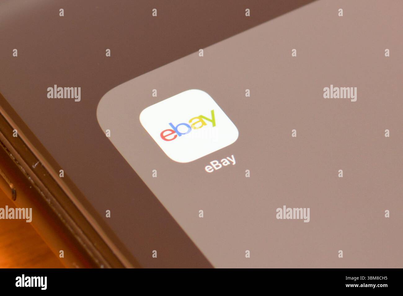 EBay-Anwendung auf Smartphone – es ist ein multinationales US-amerikanisches E-Commerce-Unternehmen mit globaler Attraktivität Stockfoto