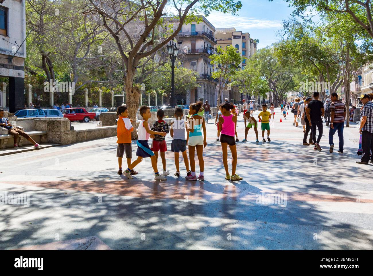 Havanna, Kuba, einheimische Kinder spielen auf einem sonnigen stadtplatz. Stockfoto