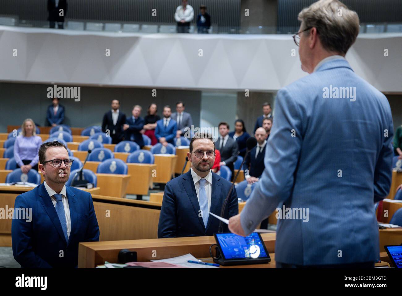 DEN HAAG - Jeroen Hartsuiker (L) und Martin de Beer (R) werden als VVD-Abgeordnete vereidigt. Hartsuiker tritt an die Stelle von Thierry Aartsen, Staatssekretär für Infrastruktur und Wasserwirtschaft. De Beer übernimmt die Stelle von Judith Tielen, die Staatssekretärin für Gesundheit, Wohlfahrt und Sport geworden ist. ANP LAURENS VAN PUTTEN niederlande aus - belgien aus Stockfoto